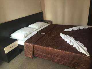 Гостевой дом Анна Пицунда Двухместный номер с двуспальной кроватью и дополнительной кроватью-5